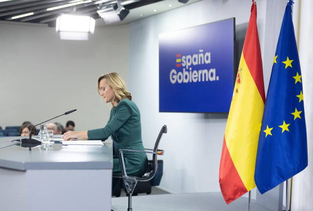 La portavoz del gobierno y ministra de Educación, Formación Profesional y Deporte, Pilar Alegría, ofrece una rueda de prensa posterior a la reunión del Consejo de Ministros, en el Palacio de la Moncloa, a 22 de noviembre de 2023, en Madrid (España). El Go