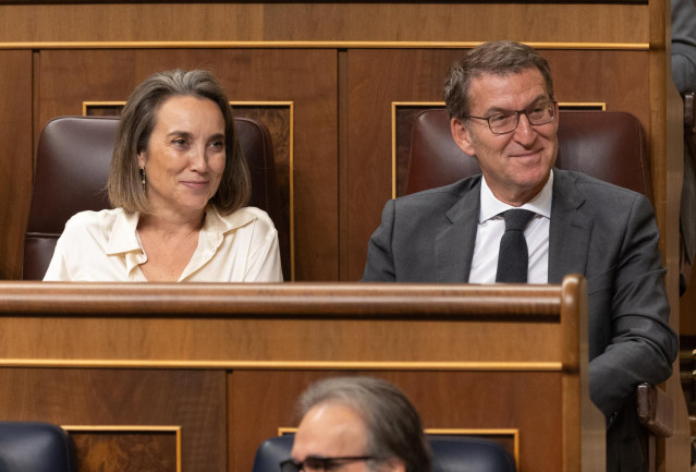 La portavoz del PP en el Congreso y secretaria general del partido, Cuca Gamarra y el presidente del PP, Alberto Núñez Feijóo, durante la segunda sesión del debate de investidura de Pedro Sánchez como presidente de Gobierno, en el Congreso de los Diputado