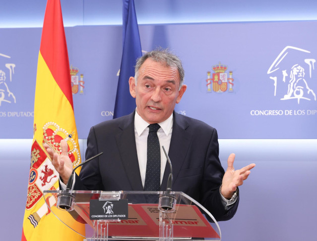 El portavoz de Izquierda Unida en el Congreso y diputado por Sumar, Enrique Santiago, en el Congreso de los Diputados, a 26 de octubre de 2023, en Madrid (España).