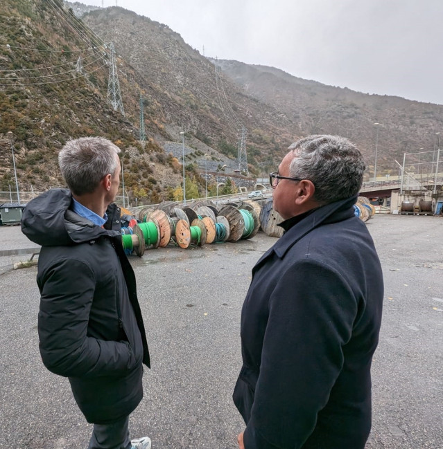 Calvet y Moles ante la línea de alta tensión