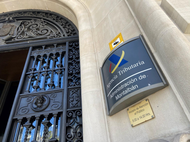 Archivo - Exterior de una oficina de la Agencia Tributaria, en Madrid (España).