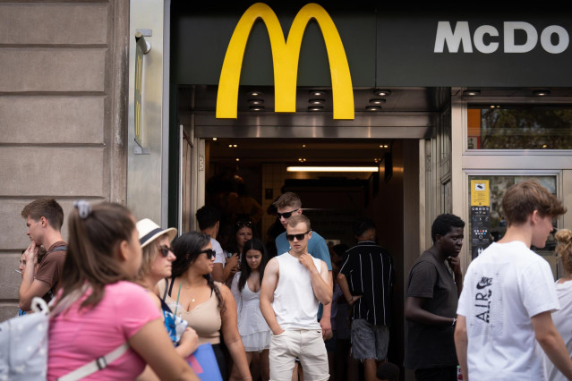 Archivo - Un restaurante de la franquicia McDonald´s en Barcelona