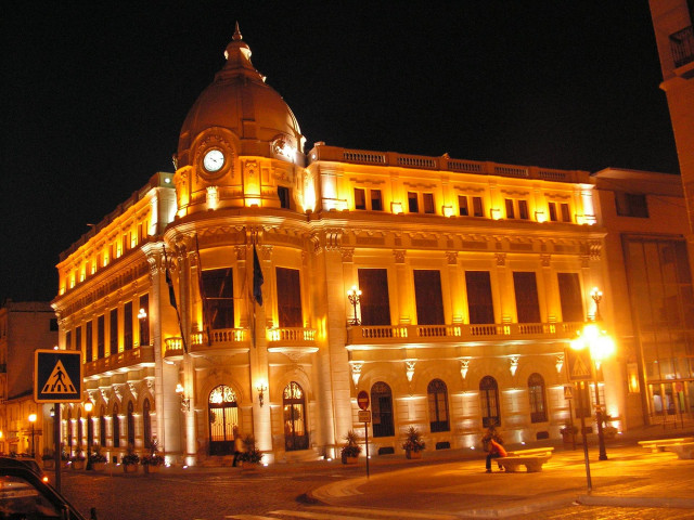 Archivo - Vista exterior noctura del Palacio de la Asamblea de Ceuta iluminado