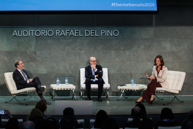 (I-D) El CEO Banco Santander, Héctor Grisi; el CEO BBVA, Onur Genç, y la presidenta y CEO de la Asociación Española de Banca (AEB), Alejandra Kindelán.
