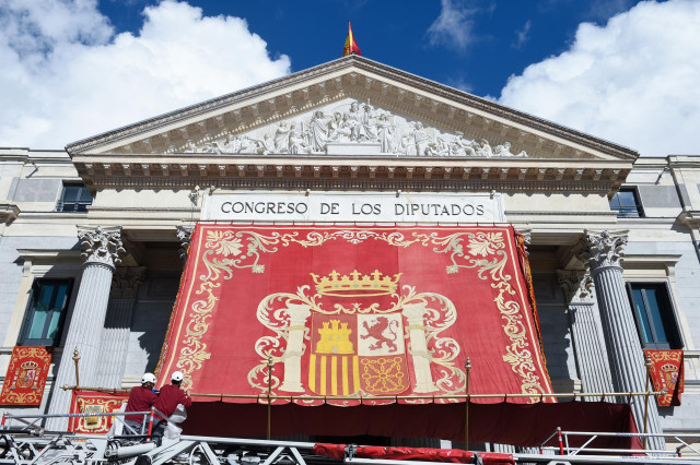 Colocación del baldaquino, el dosel de gala que se utiliza cuando los Reyes visitan el Congreso de los Diputados