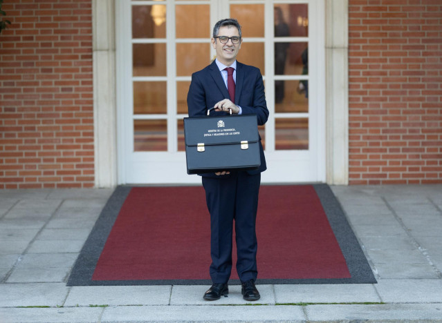 El ministro de Presidencias, Relaciones con las Cortes y Justicia, Félix Bolaños, posa con su cartera a su llegada a la primera reunión de Consejo de Ministros de la XV legislatura, en el Palacio de la Moncloa, a 22 de noviembre de 2023, en Madrid.