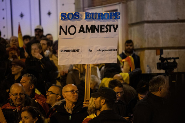 Decenas de personas durante una manifestación contra la amnistía frente a la sede del PSOE en Ferraz