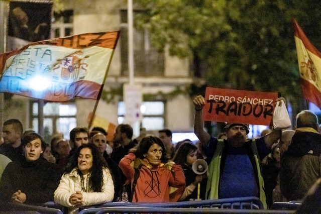 Varios manifestantes durante una manifestación contra la amnistía frente a la sede del PSOE en Ferraz