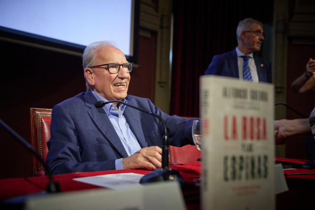 Archivo - El exvicepresidente del Gobierno, Alfonso Guerra, durante la presentación de su nueva obra 'La rosa y las espinas', en el Ateneo de Madrid
