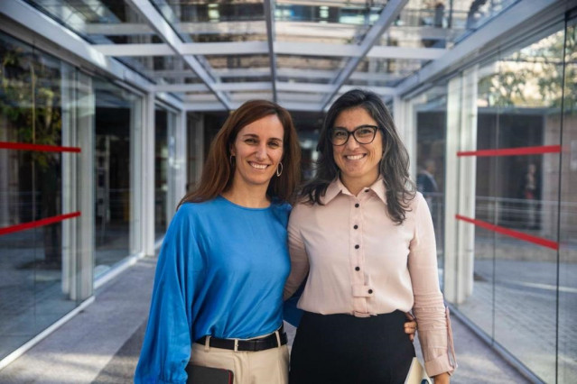La ministra de Sanidad, Mónica García, junto a la nueva portavoz de Más Madrid en la Asamblea tras su salida al Ministerio, Manuela Bergerot.