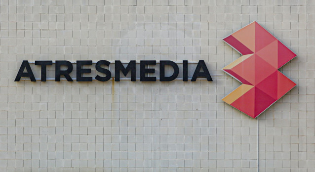 Archivo - Letras y logo de Atresmedia en la fachada de la sede del grupo de comunicación Atresmedia en San Sebastián de los Reyes, en Madrid.