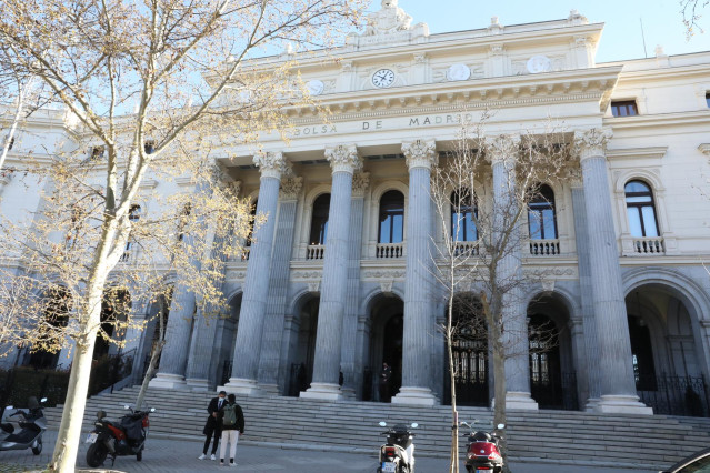 Archivo - Exterior del Palacio de la Bolsa, en Madrid (España).