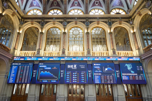 Archivo - Paneles del Ibex 35 en el Palacio de la Bolsa, a 13 de octubre de 2023, en Madrid (España).