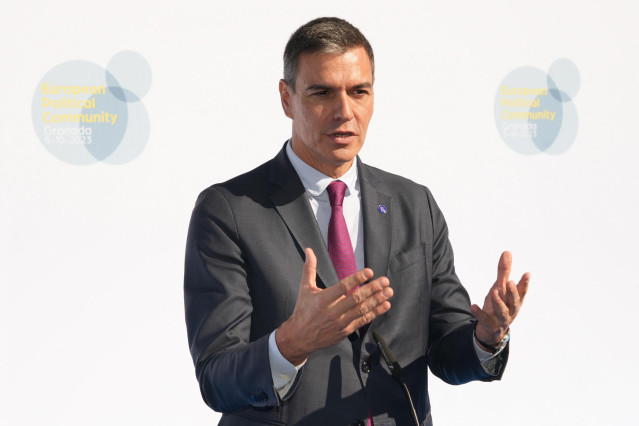 Archivo - El presidente del Gobierno en funciones, Pedro Sánchez, a su llegada al Palacio de Congresos de Granada para participar en la cumbre de la Comunidad Política Europea (CPE), a 5 de octubre de 2023, en Granada, Andalucía (España).