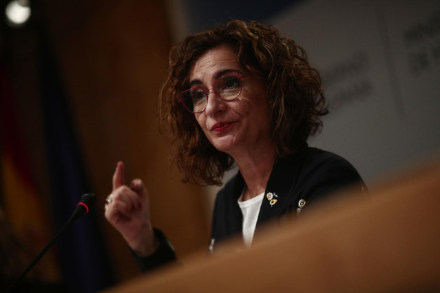 Archivo - La vicepresidenta cuarta del Gobierno y ministra de Hacienda, María Jesús Montero