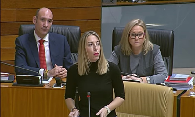 La presidenta de la Junta de Extremadura, María Guardiola, en el pleno de la Asamblea
