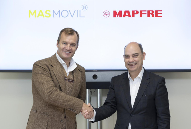 Archivo - De izquierda a derecha: el consejero delegado del grupo MásMóvil, Meinrad Spenger,  y el consejero delegado de Mapfre Iberia, José Manuel Inchausti.