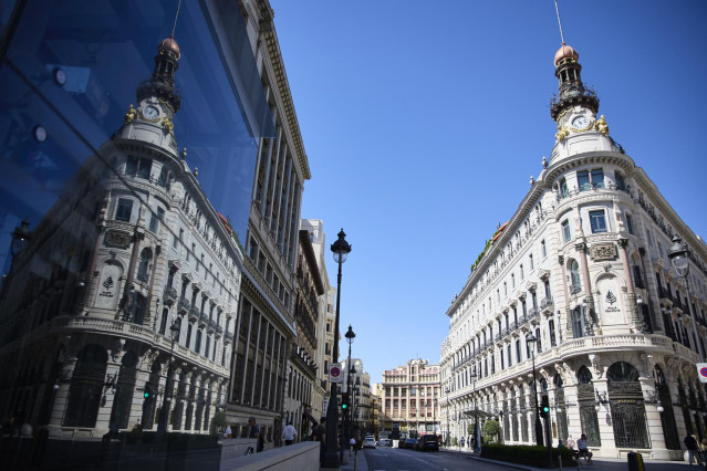 Archivo - Vista exterior del hotel de lujo Four Seasons, a 26 de junio de 2022, en Madrid, (España).