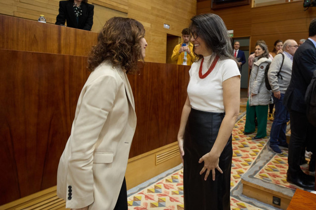 La presidenta de la Comunidad de Madrid, Isabel Díaz Ayuso, saluda a la nueva portavoz de Más Madrid en la Asamblea, Manuela Bergerot (d) durante un pleno en la Asamblea de Madrid, a 23 de noviembre de 2023