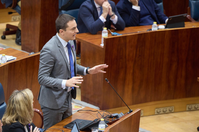 El secretario general del PSOE-Madrid, Juan Lobato, interviene durante un pleno en la Asamblea de Madrid, a 23 de noviembre de 2023