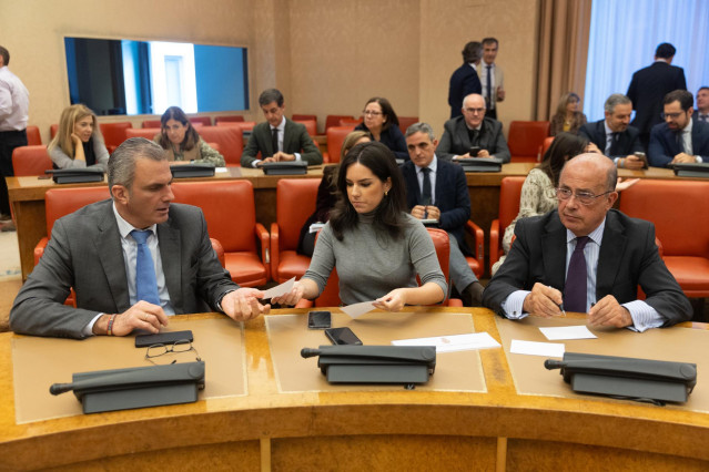 (I-D) El portavoz de Vox en el Ayuntamiento de Madrid, Javier Ortega Smith; la portavoz de VOX en el Congreso, Pepa Millán, y el número 2 de Vox al Congreso, Ignacio Gil Lázaro, durante la sesión constitutiva de la Diputación Permanente, en el Congreso.