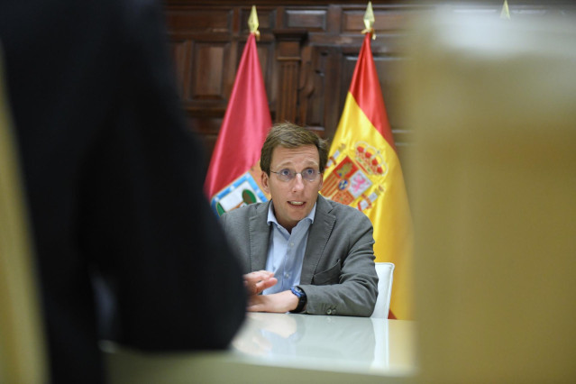 El alcalde de Madrid, José Luis Martínez-Almeida, preside la sesión de constitución del Consejo Asesor Urbanístico, en el Palacio de Cibeles
