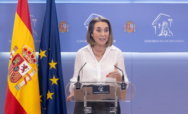 La portavoz del PP en el Congreso y secretaria general del partido, Cuca Gamarra, en una rueda de prensa en el Congreso