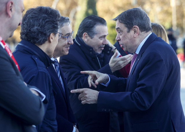 El ministro de Agricultura, Pesca y Alimentación, Luis Planas (d), y el conseller de Educación, Universidades y Empleo, José Antonio Rovira (i), a su llegada al II Encuentro Internacional Renowagro