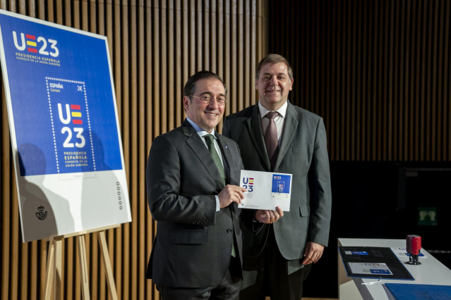 El ministro de Asuntos Exteriores, Unión Europea y Cooperación, José Manuel Albares (i) y el presidente de Correos, Juan Manuel Serrano (d), presentan el sello de correos UE 2023, en el Palacio Marqués de Salamanca, a 23 de noviembre de 2023, en Madrid (E