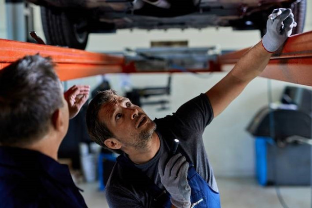 Un trabajador en un taller.