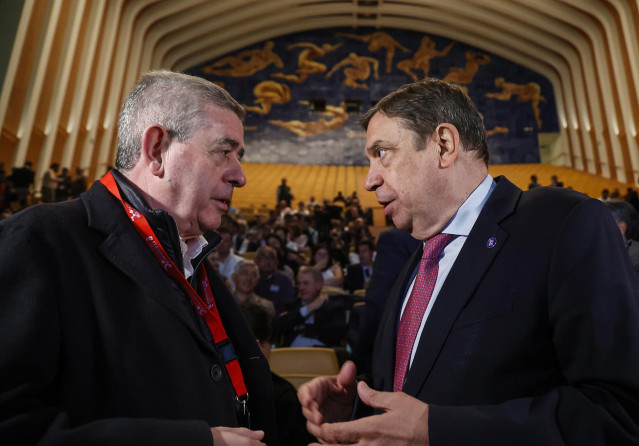 El ministro de Agricultura, Pesca y Alimentación, Luis Planas (d), y el presidente del grupo Trévalis, Generoso Martín (i), a su llegada al II Encuentro Internacional Renowagro