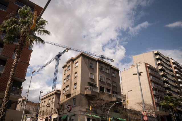 Archivo - Fachada de un edificio, a 25 de abril de 2023, en Barcelona, Catalunya (España).