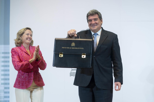 El hasta ahora ministro de Inclusión, Seguridad Social y Migración, José Luis Escrivá, sujeta su nueva cartera de Transformación Digital, en la sede del Ministerio de Asuntos Económicos y Transformación, a 21 de noviembre de 2023, en Madrid (España).