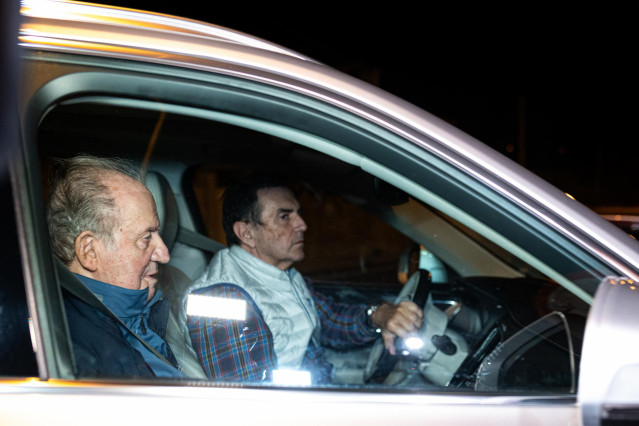 El Rey Emérito Juan Carlos llega a la casa de Pedro Campos, a 20 de noviembre de 2023, en Sanxenxo, Pontevedra, Galicia (España).