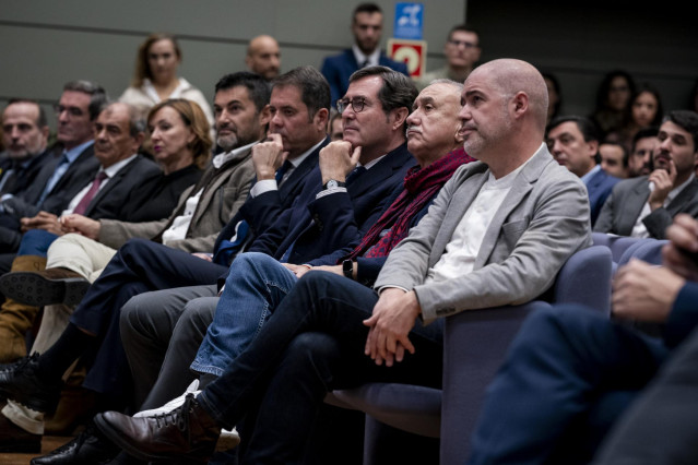 (I-D) El presidente de la Cepyme, Gerardo Cuerva; el presidente de la CEOE, Antonio Garamendi; el secretario general de UGT, Pepe Álvarez y el secretario general de CCOO, Unai Sordo, durante la toma de posesión del cargo de Yolanda Díaz, en la sede minist