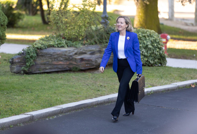 La vicepresidenta primera y ministra de Asuntos Económicos, Nadia Calviño, a su llegada a la primera reunión de Consejo de Ministros de la XV legislatura, en el Palacio de la Moncloa, a 22 de noviembre de 2023, en Madrid (España). Los nuevos ministros y m