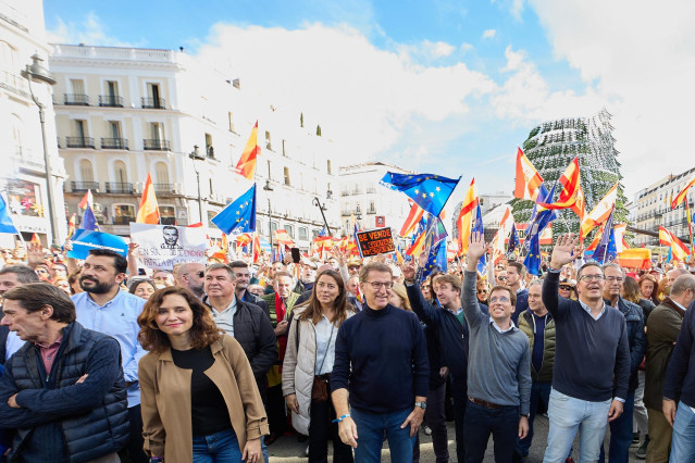 (I-D) La presidenta de la Comunidad de Madrid y del PP de Madrid, Isabel Díaz Ayuso; el presidente del PP, Alberto Núñez Feijóo; el alcalde de Madrid, José Luis Martínez-Almeida, y el secretario general del PP de Madrid, Alfonso Serrano, saludan durante u