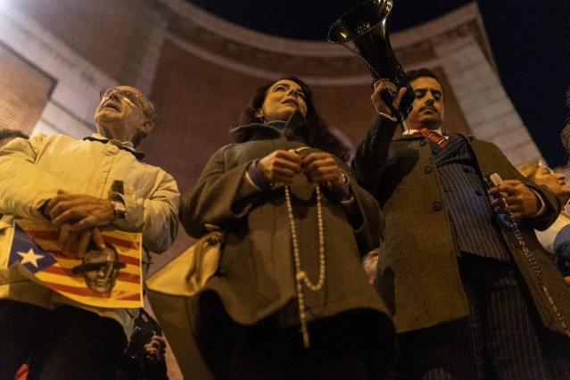 Una mujer con un rosario durante una manifestación contra la amnistía frente a la sede del PSOE en Ferraz, a 13 de noviembre de 2023, en Madrid (España).