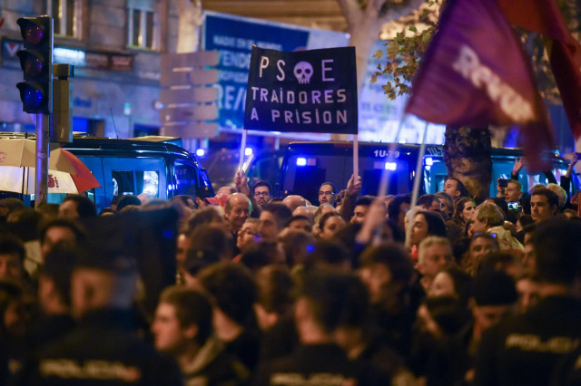 Decenas de personas durante una manifestación contra la amnistía frente a la sede del PSOE en Ferraz, a 20 de noviembre de 2023, en Madrid (España).