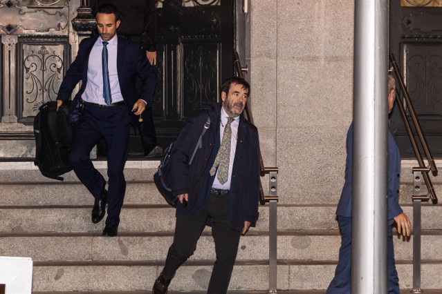 El presidente suplente del CGPJ, Vicente Guilarte (2i), a su salida de un pleno extraordinario del Consejo General del Poder Judicial, a 6 de noviembre de 2023, en Madrid (España).