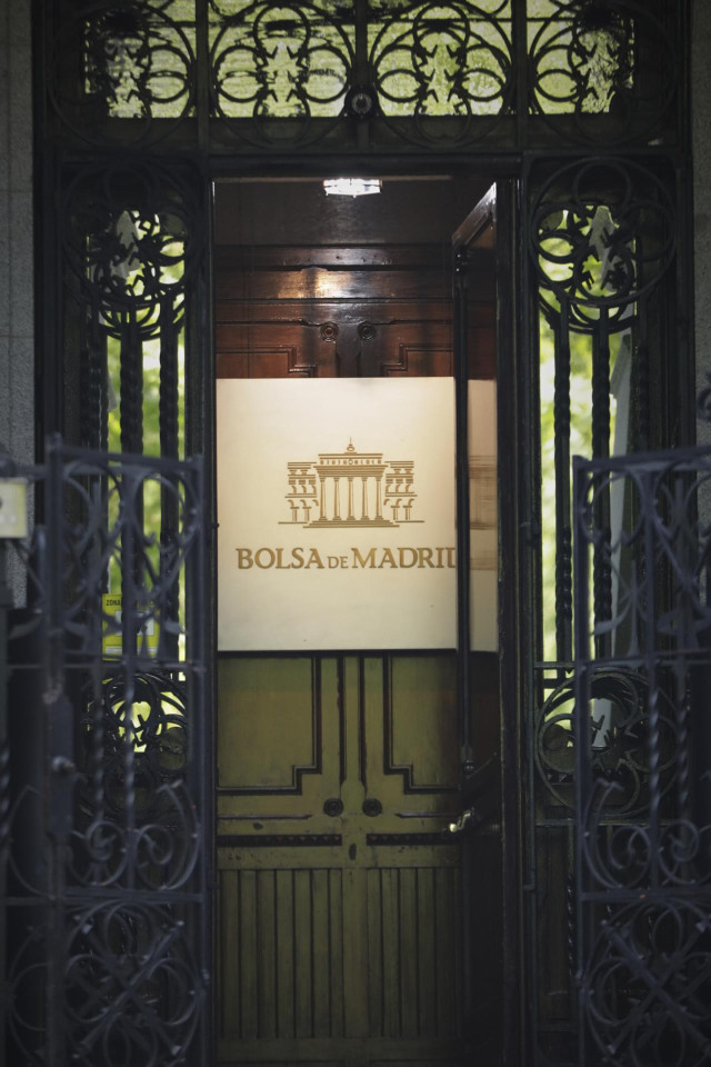 Archivo - Puerta de entrada al edificio de la Bolsa de Madrid.