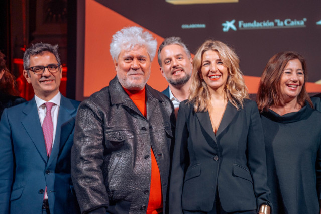 (I-D) El ministro de la Presidencia, Justicia y Relaciones con las Cortes, Félix Bolaños; el director de cine Pedro Almodóvar; el director del medio digital 'InfoLibre', Daniel Basteiro; la vicepresidenta segunda y ministra de Trabajo y Economía Social, Y