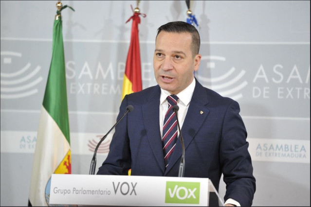 El portavoz de Vox en la Asamblea de Extremadura, Óscar Fernández Calle, lee la declaración del partido con motivo del 25N