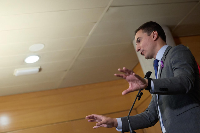 El secretario general del PSOE-Madrid, Juan Lobato, durante una rueda de prensa durante el pleno en la Asamblea de Madrid.