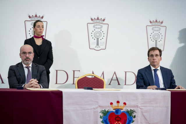 El delegado del Gobierno en la Comunidad de Madrid, Francisco Martín y el alcalde el alcalde de Madrid, José Luis Martínez-Almeida asisten al acto de entrega de diplomas a los 400 profesionales del Ilustre Colegio de la Abogacía de Madrid (ICAM), en el Pa