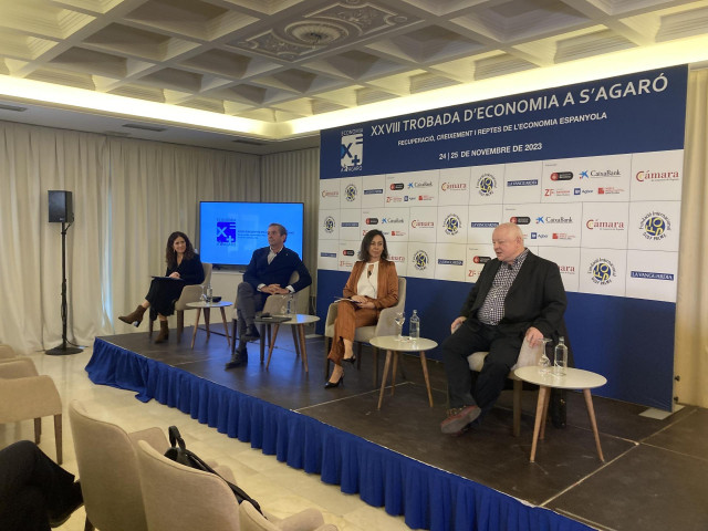 (I-D) La Secretaria General De Fondos Europeos, Mercedes Caballero; El Vicepresidete De La Ceoe, Íñigo Fernández; La Directora De Asuntos Europeos De Llyc, Paloma Baena, Y El Director De Fedea, Ángel De La Fuente.