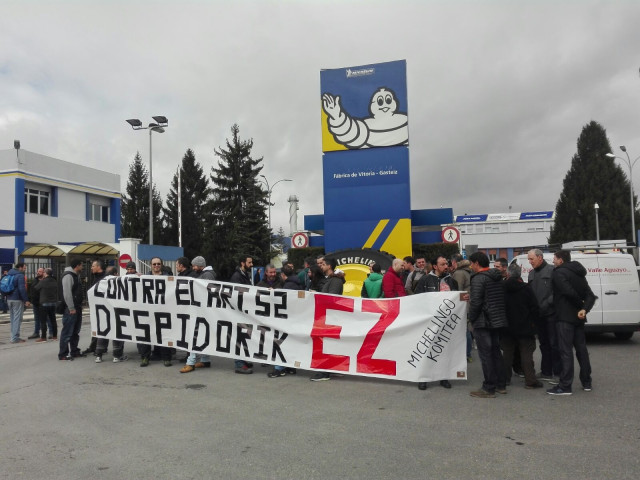 Archivo - Trabajadores de Michelin se concentran en Vitoria