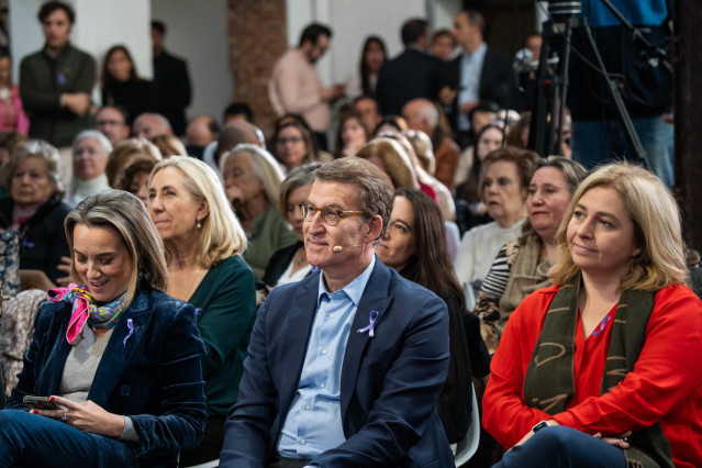 (I-D) La secretaria general del PP, Cuca Gamarra; el presidente del PP, Alberto Núñez Feijóo y la vicealcaldesa de Madrid, Inmaculada Sanz, durante un acto organizado por el PP con motivo del Día Internacional de la Eliminación de la Violencia contra la M