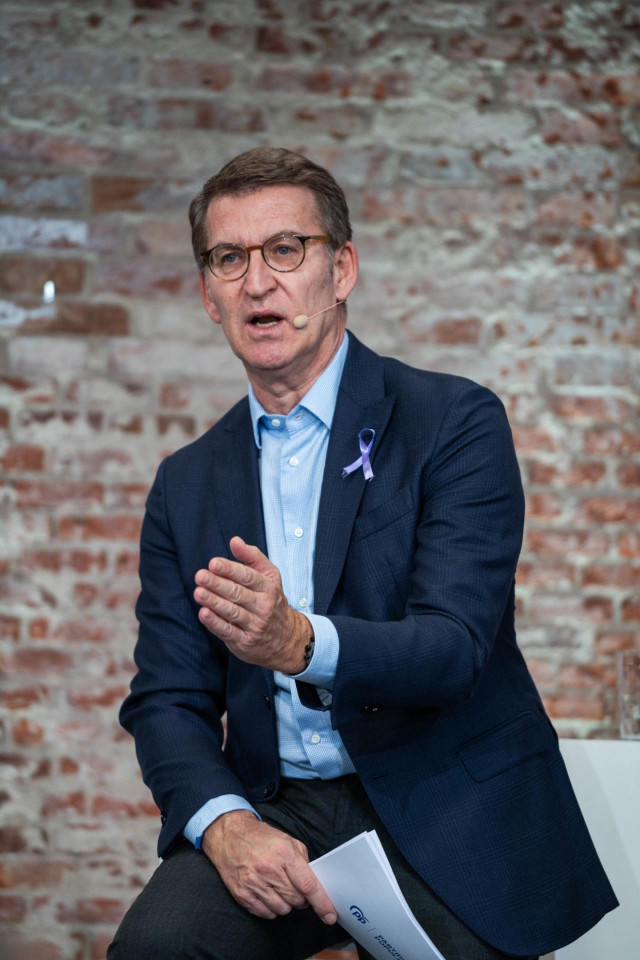 El presidente del PP, Alberto Núñez Feijóo, interviene durante un acto organizado por el PP con motivo del Día Internacional de la Eliminación de la Violencia contra la Mujer, en el Espacio Jorge Juan, a 24 de noviembre de 2023, en Madrid (España). Cada 2