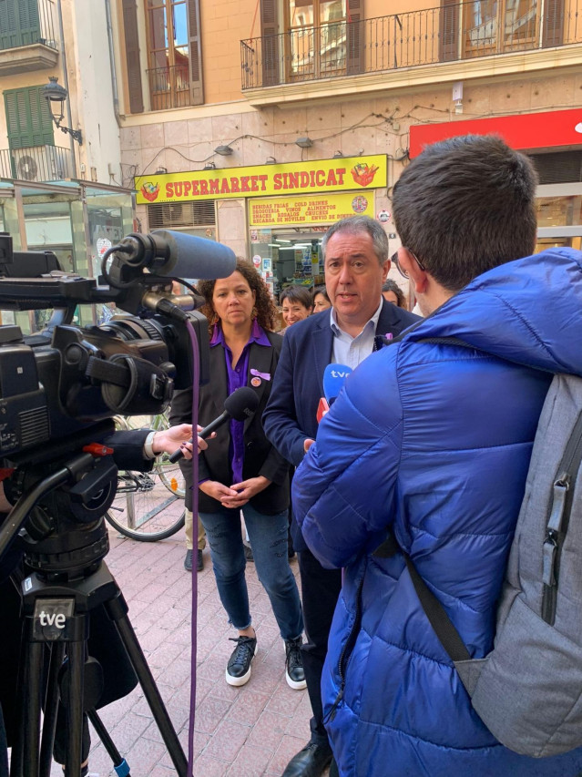 El secretario general del PSOE-A, Juan Espadas, atiende a los medios en Palma de Mallorca.